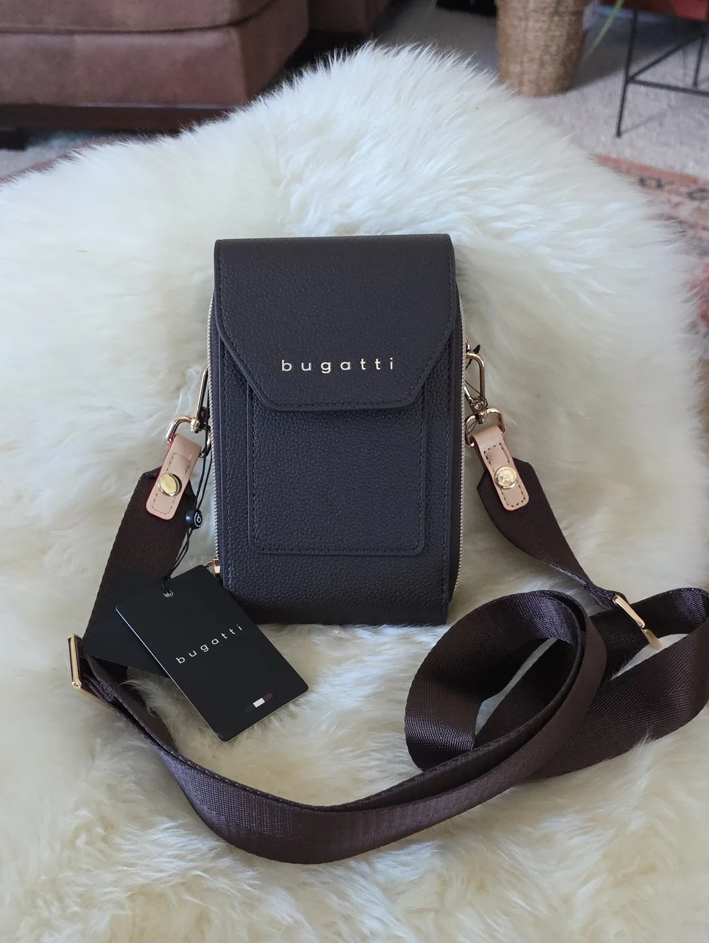 Beautiful NWT Bugatti Chocolate Brown N/S Phone Crossbody Bag 🤎🍫💛🎁
